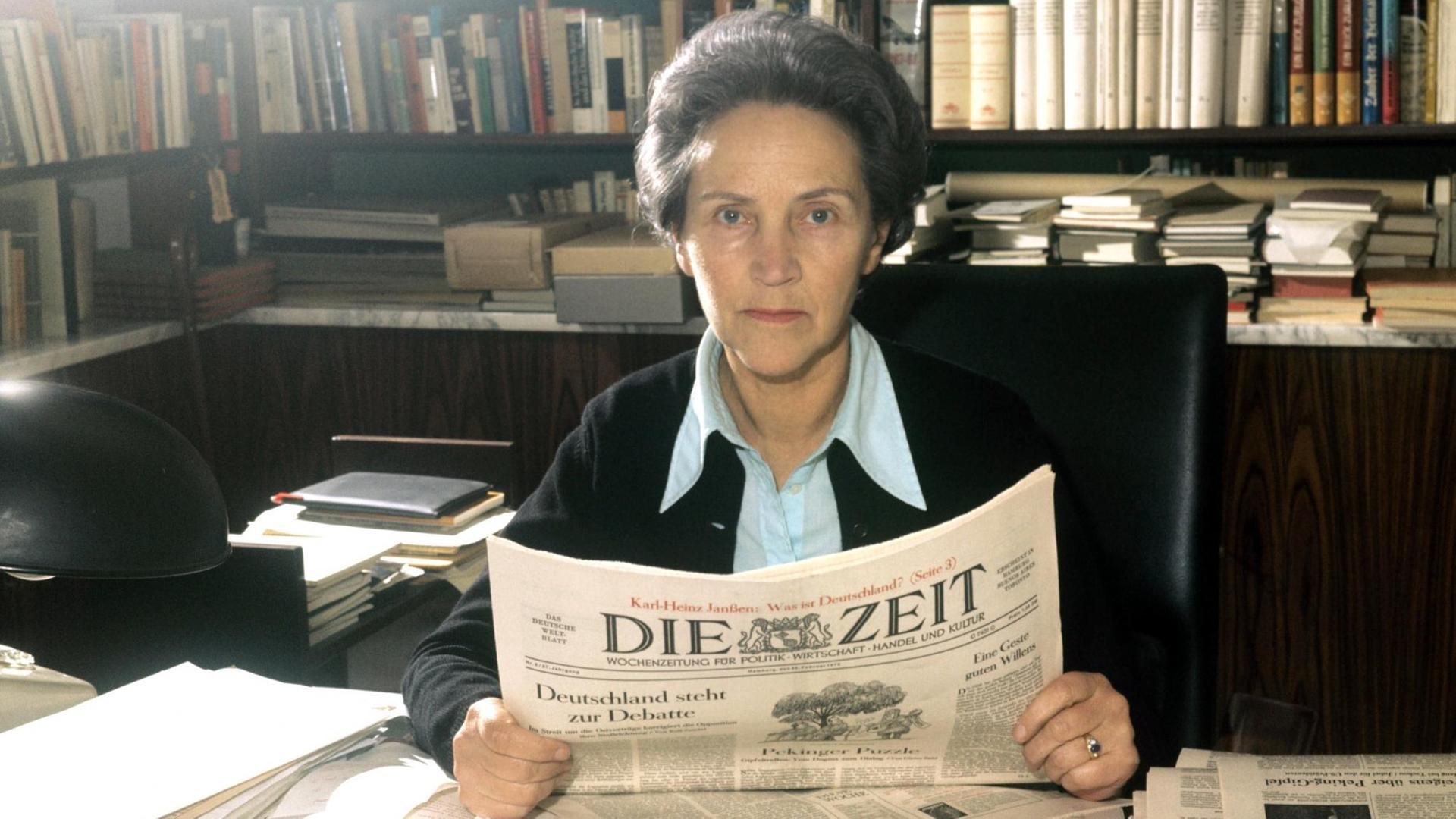 Die Journalistin und Buchautorin Marion Gräfin Dönhoff, Chefredakteurin der Wochenzeitung "Die Zeit" sitzt am 24.02.1972 in Hamburg an einem Schreibtisch und hat "Die Zeit" in der Hand.