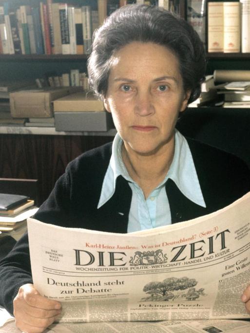 Die Journalistin und Buchautorin Marion Gräfin Dönhoff, Chefredakteurin der Wochenzeitung "Die Zeit" sitzt am 24.02.1972 in Hamburg an einem Schreibtisch und hat "Die Zeit" in der Hand.
