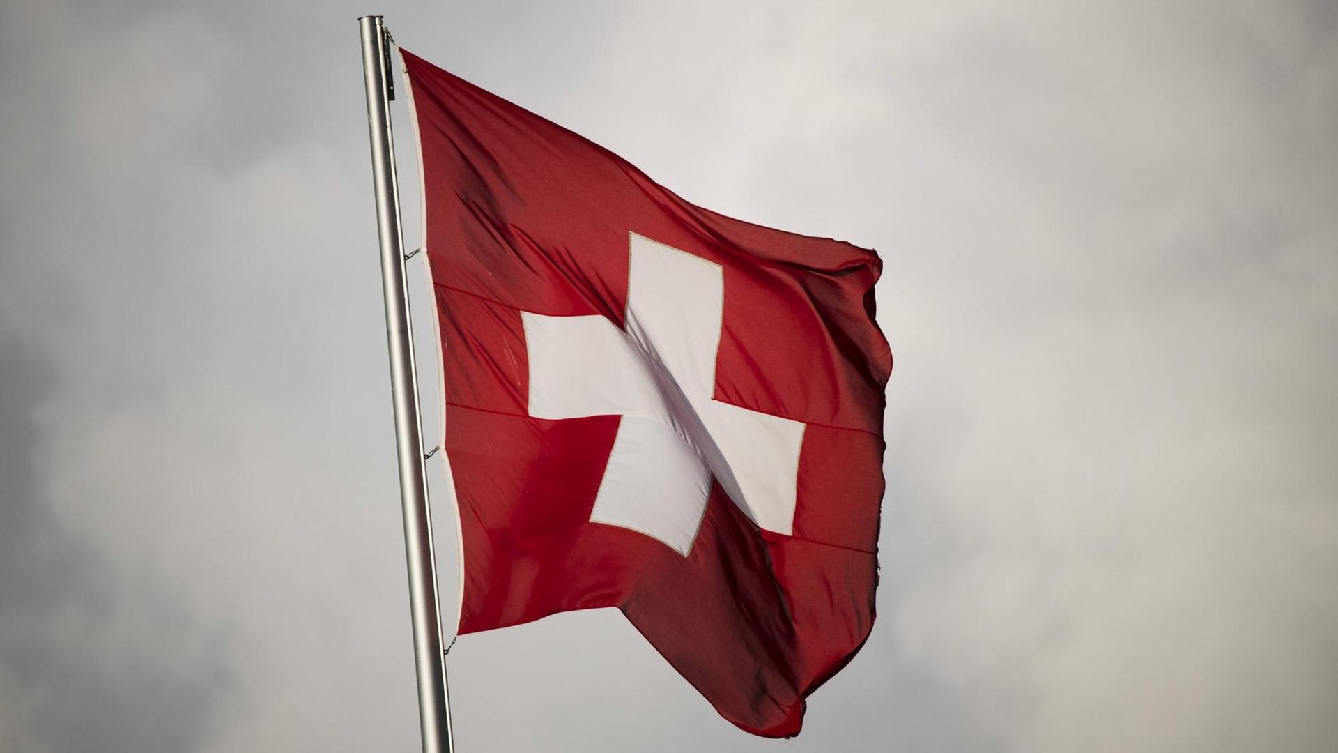 Die Flagge der Schweiz weht im Wind.