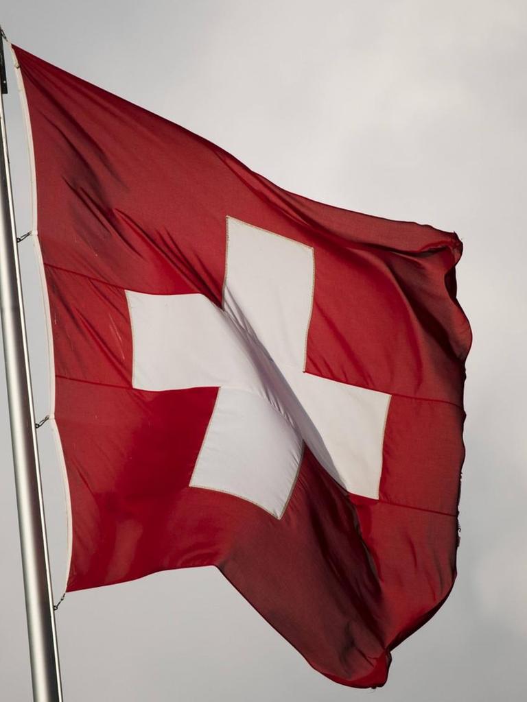 Die Flagge der Schweiz weht auf dem Gebäude der Schweizer Botschaft in Berlin am 16. Februar 2018