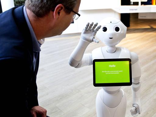 Der humanoide Roboter "Pepper" ist so programmiert, dass er auf die Gefühlslage seiner Gesprächspartner reagiert.