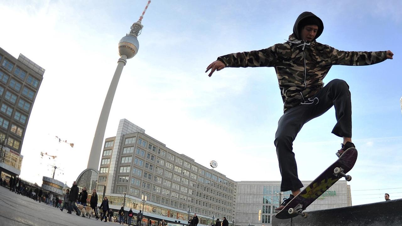 Skateboard-Fahrer auf dem Berliner Alexanderplatz