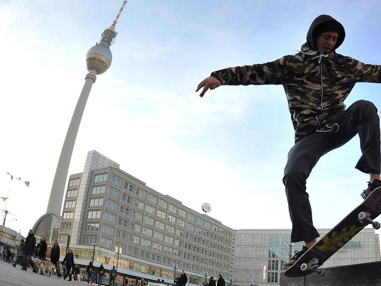 Skateboard-Fahrer auf dem Berliner Alexanderplatz
