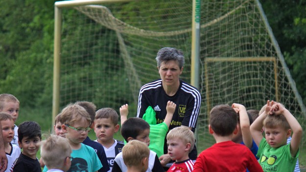 Birte Weiß mit den Kindern des VFL Westercelle auf dem Trainingsplatz.
