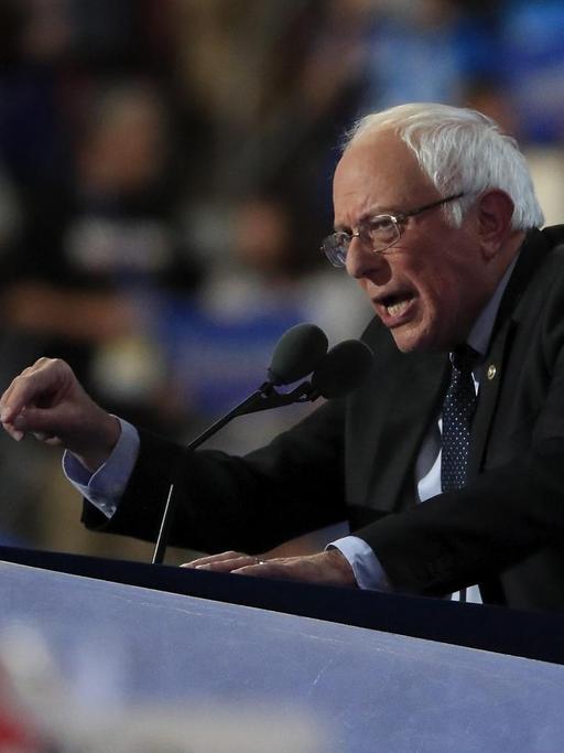 Bernie Sanders, der unterlegene Präsidentschaftsbewerber der Demokraten, spricht auf dem Nominierungsparteitag in Philadelphia.