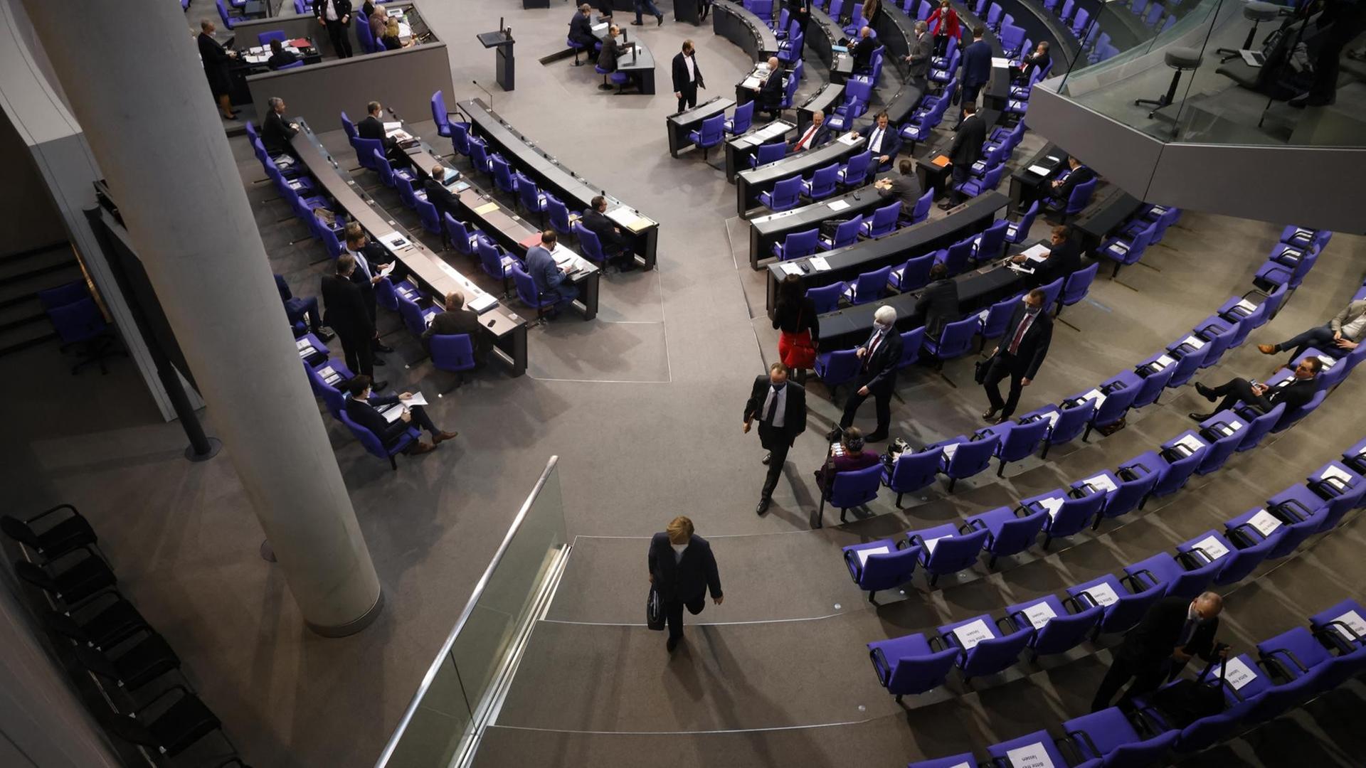 Angela Merkel verlässt den Bundestag nach einer Sitzung. Angela Merkel verlässt den Bundestag nach einer Sitzung.