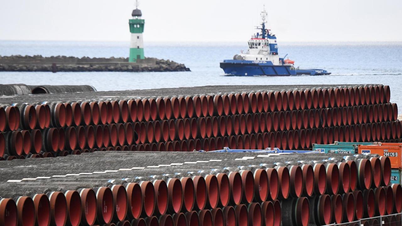 Aufeinender gestapelte Rohre für den Bau der Erdgaspipeline Nord Stream 2 werden im Hafen Mukran auf der Insel Rügen gelagert.