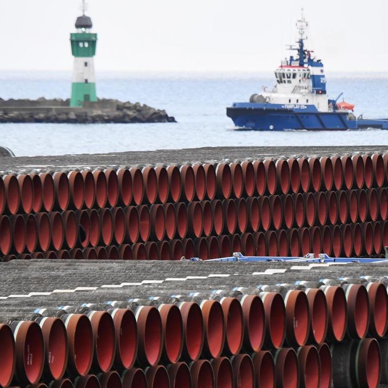 Aufeinender gestapelte Rohre für den Bau der Erdgaspipeline Nord Stream 2 werden im Hafen Mukran auf der Insel Rügen gelagert. 