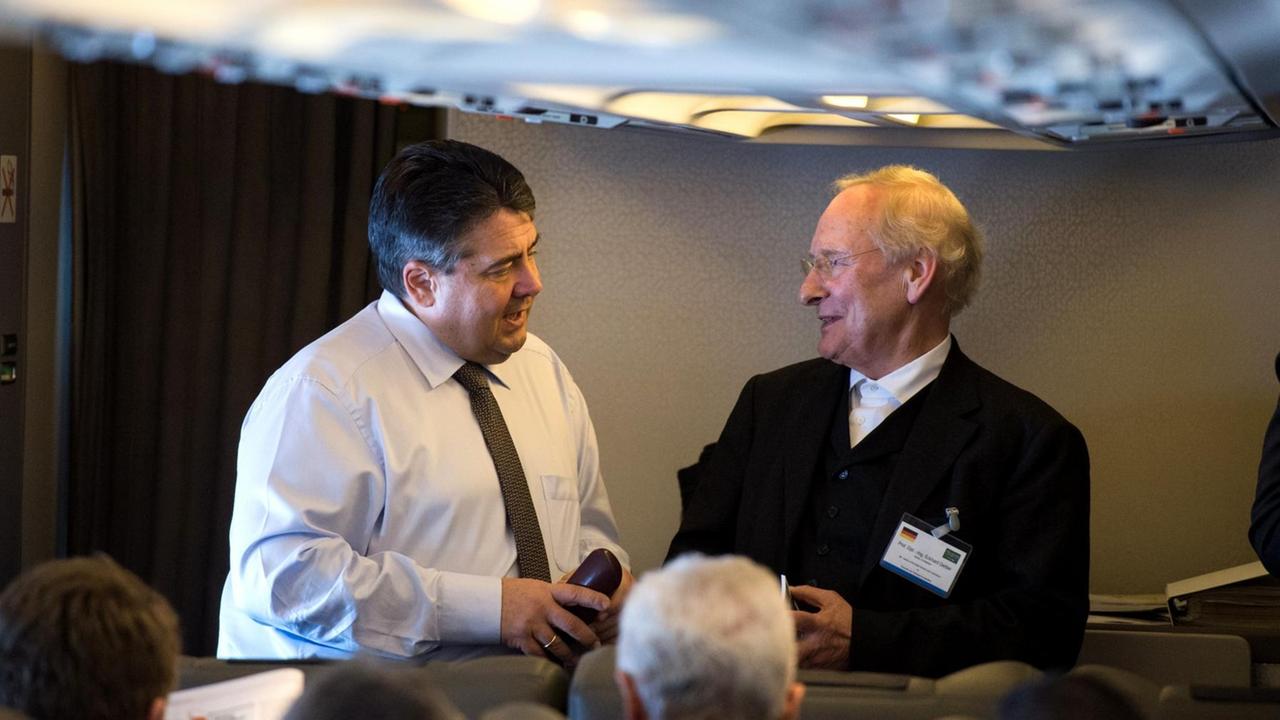 Der ehemalige Bundeswirtschaftsminister Sigmar Gabriel (SPD) im Gespräch mit dem Architekten Eckhard Gerber