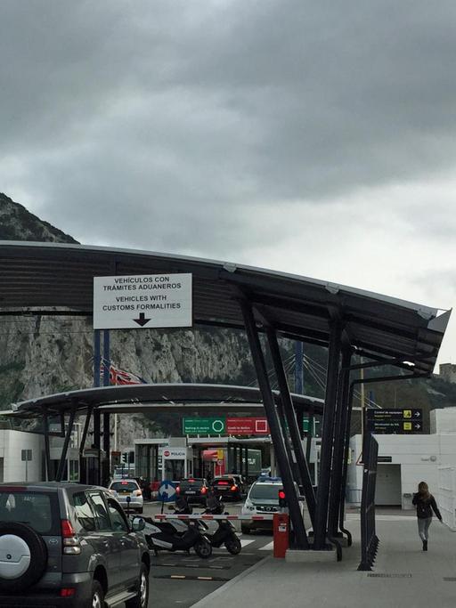 An der Grenze zwischen Spanien und Gibraltar stauen sich die Autos.