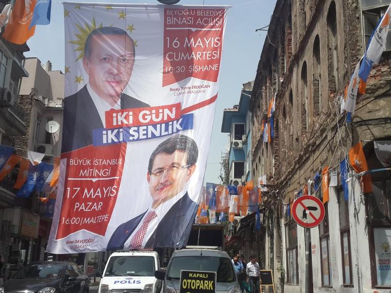 Wahlwerbung der Regierungspartei AKP mit Bildern des Präsidenten Erdogan und des Ministerpräsidenten Davutoglu