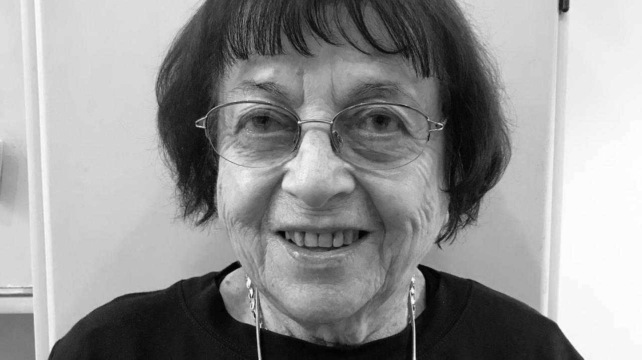 Schwarzweiß-Porträt der Literaturwissenschaftlerin Irena Veisaitė.