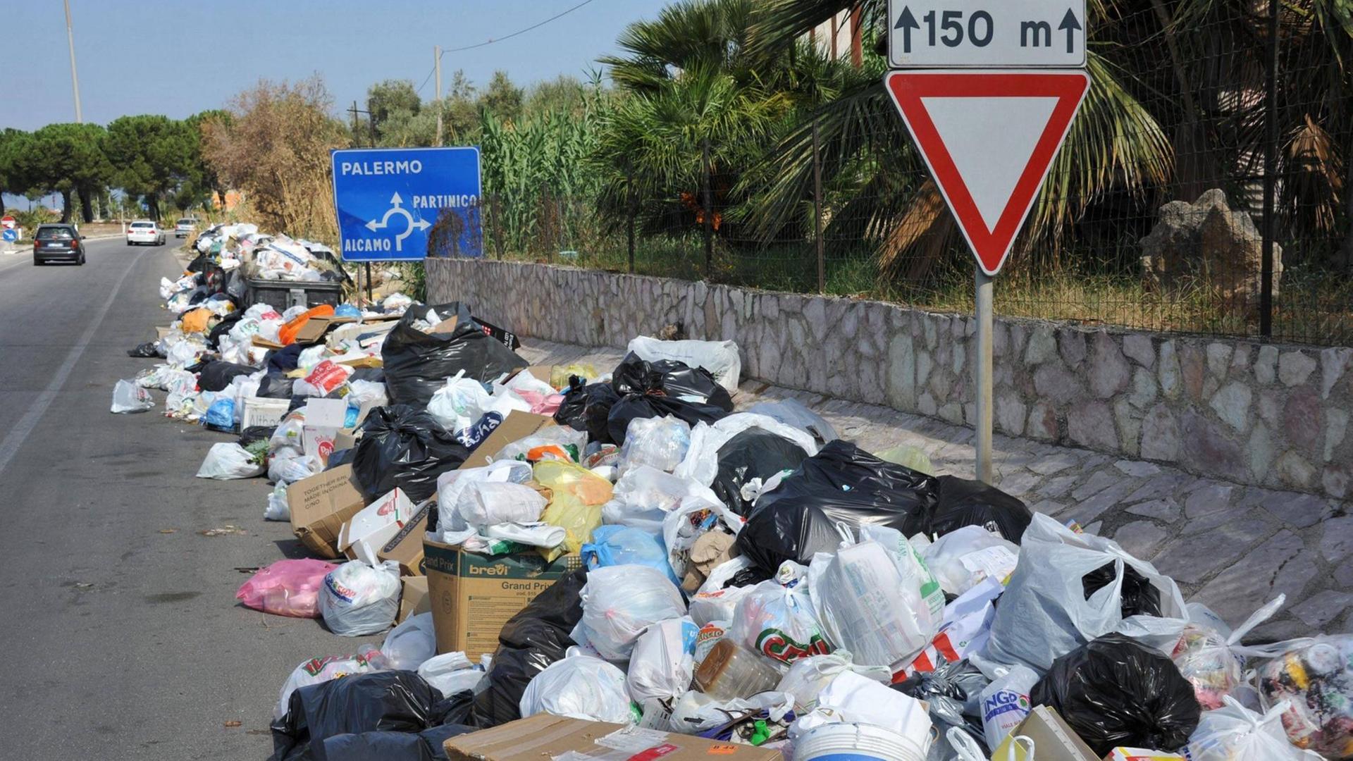 Sizilien hat ein Problem mit der Müllbeseitigung. Der Müll quillt auf den Straßen von Palermo über.
