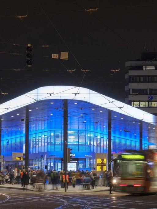 Das Haltestellendreieck am Königsplatz in Augsburg bei Nacht.