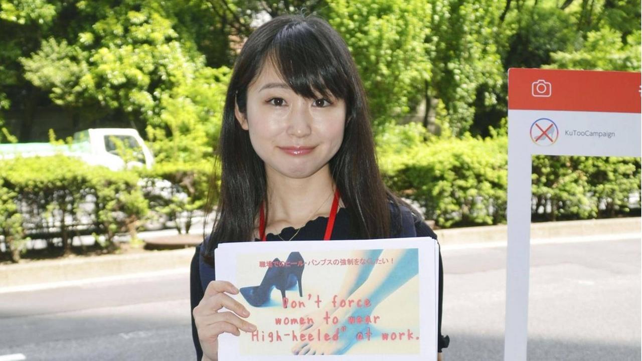 Die Schauspielerin und Autorin Yumi Ishikawa protestiert am 3. Juni 2019 gegen die Pflicht für Frauen, bei der Arbeit hochhackige Schuhe tragen zu müssen.