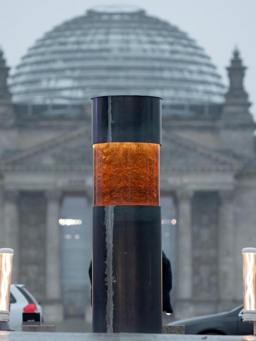 Eine Säule des Zentrums für Politische Schönheit, in die Asche von Auschwitzopfern eingegossen worden sein soll, steht vor dem Reichstag.