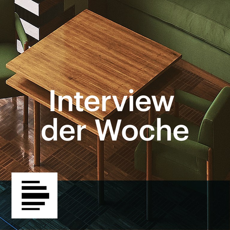 Das Logo zum Podcast "Interview der Woche" zeigt einen Tisch, an dessen gegenüberliegenden Seiten je ein leerer Sessel steht