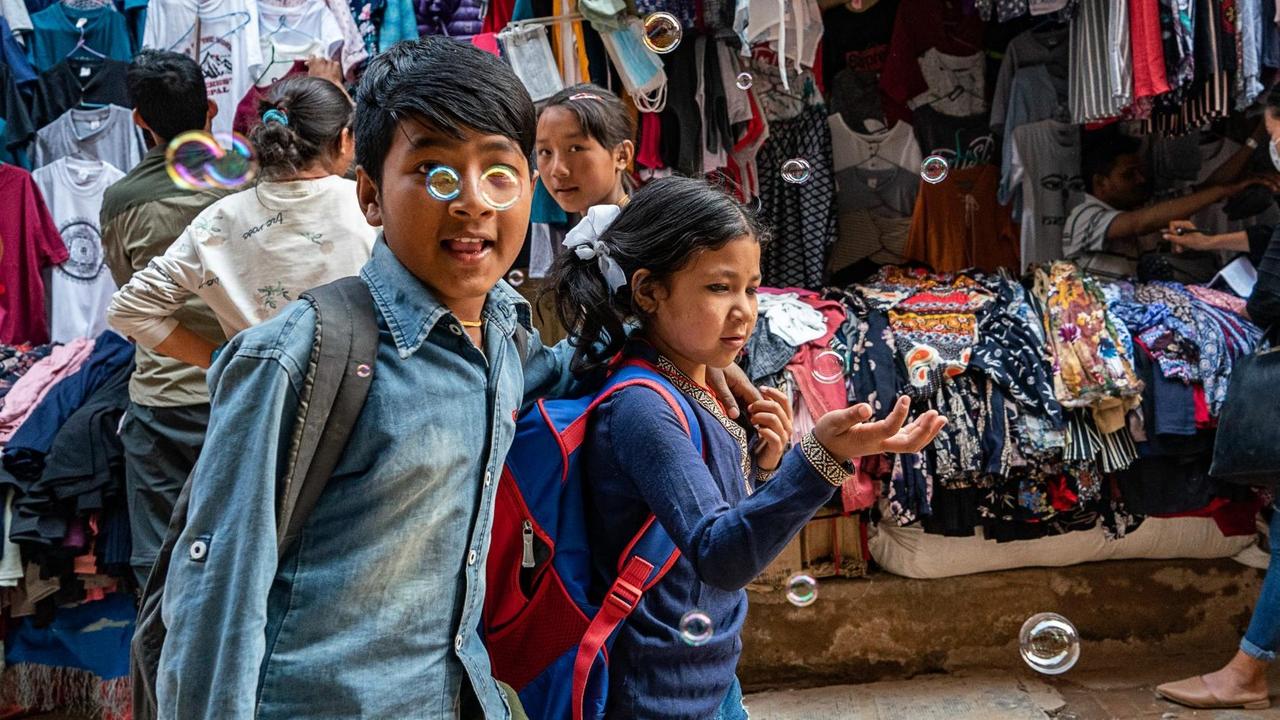 Nepalesische Kinder auf dem Weg zur Schule