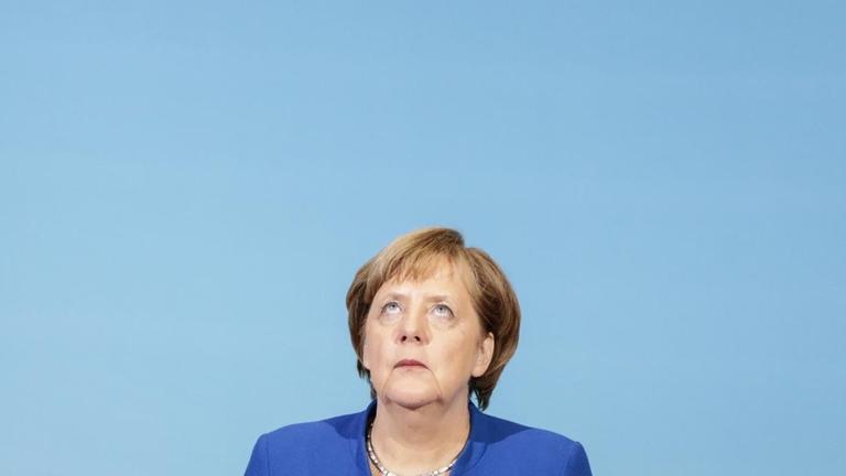 Bundeskanzlerin Angela Merkel (CDU) nimmt am 12.01.2018 im Willy-Brandt-Haus in Berlin an einer Pressekonferenz teil. Die Spitzen von CDU, CSU und SPD streben eine Neuauflage der großen Koalition an.