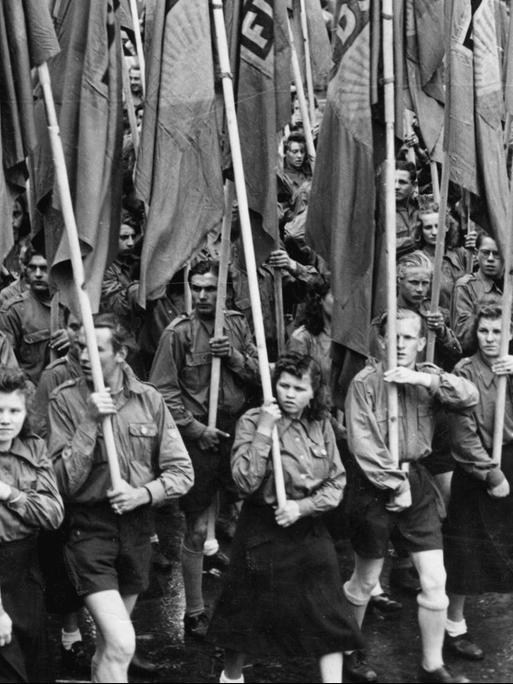 Mitglieder der "Freien Deutschen Jugend" tragen Fahnen der FDJ auf dem Weg zum Lustgarten in Berlin Mitglieder der "Freien Deutschen Jugend" tragen Fahnen der FDJ auf dem Weg zum Lustgarten in Berlin