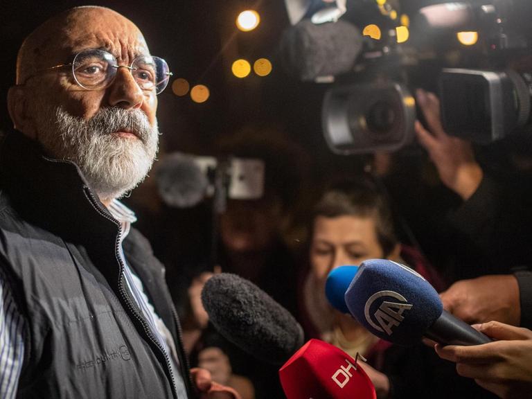 Der türkische Journalist und Schriftsteller Ahmet Altan spricht nach seiner Freilassung am 4. November 2019 mit Journalisten.