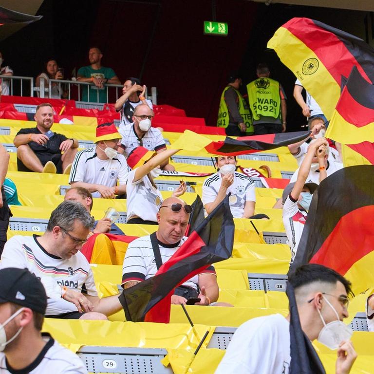 Fans der deutschen Fußball-Nationalmannschaft beim EM-Gruppenspiel gegen Portugal in der Münchner Arena