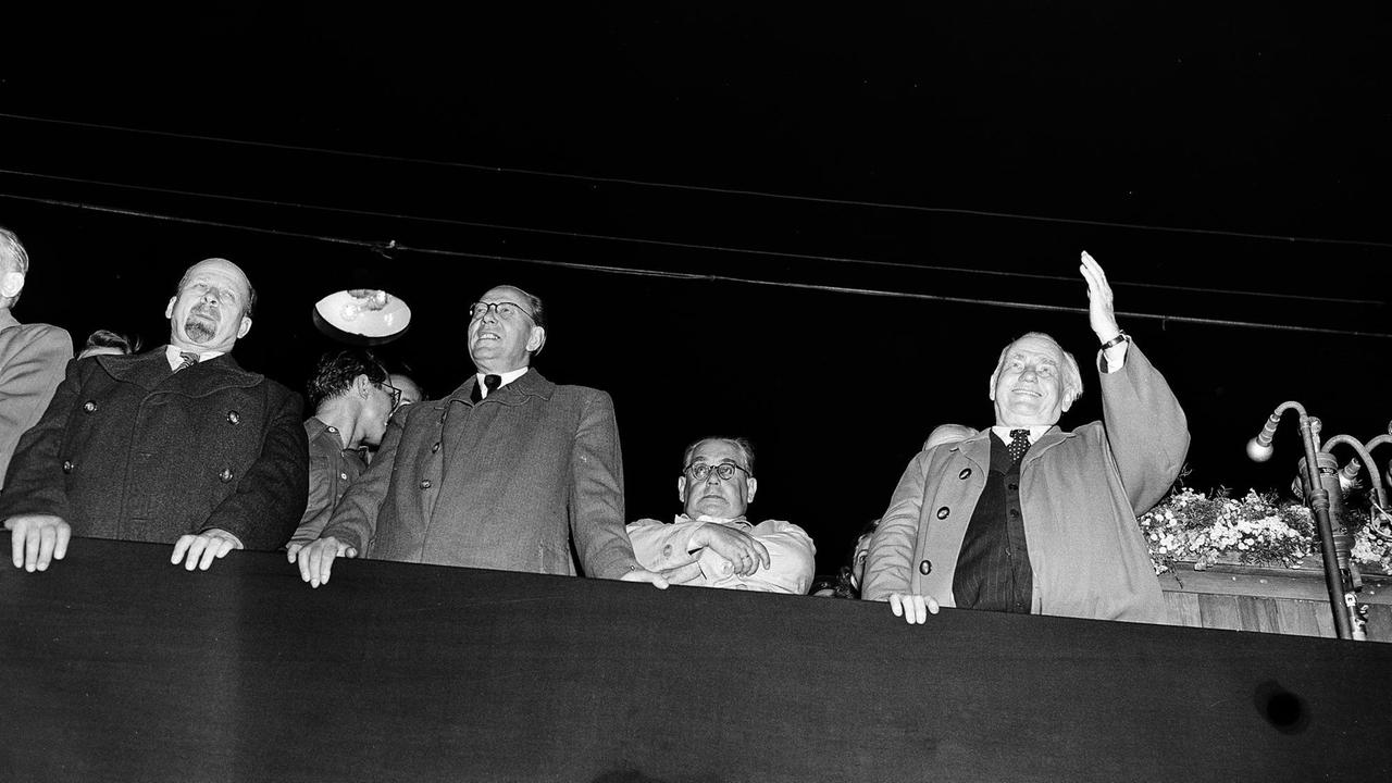 V.l.: Walter Ulbricht, Otto Grotewohl, Hermann Kastner, Wilhelm Pieck am 11. Oktober 1949 in Berlin