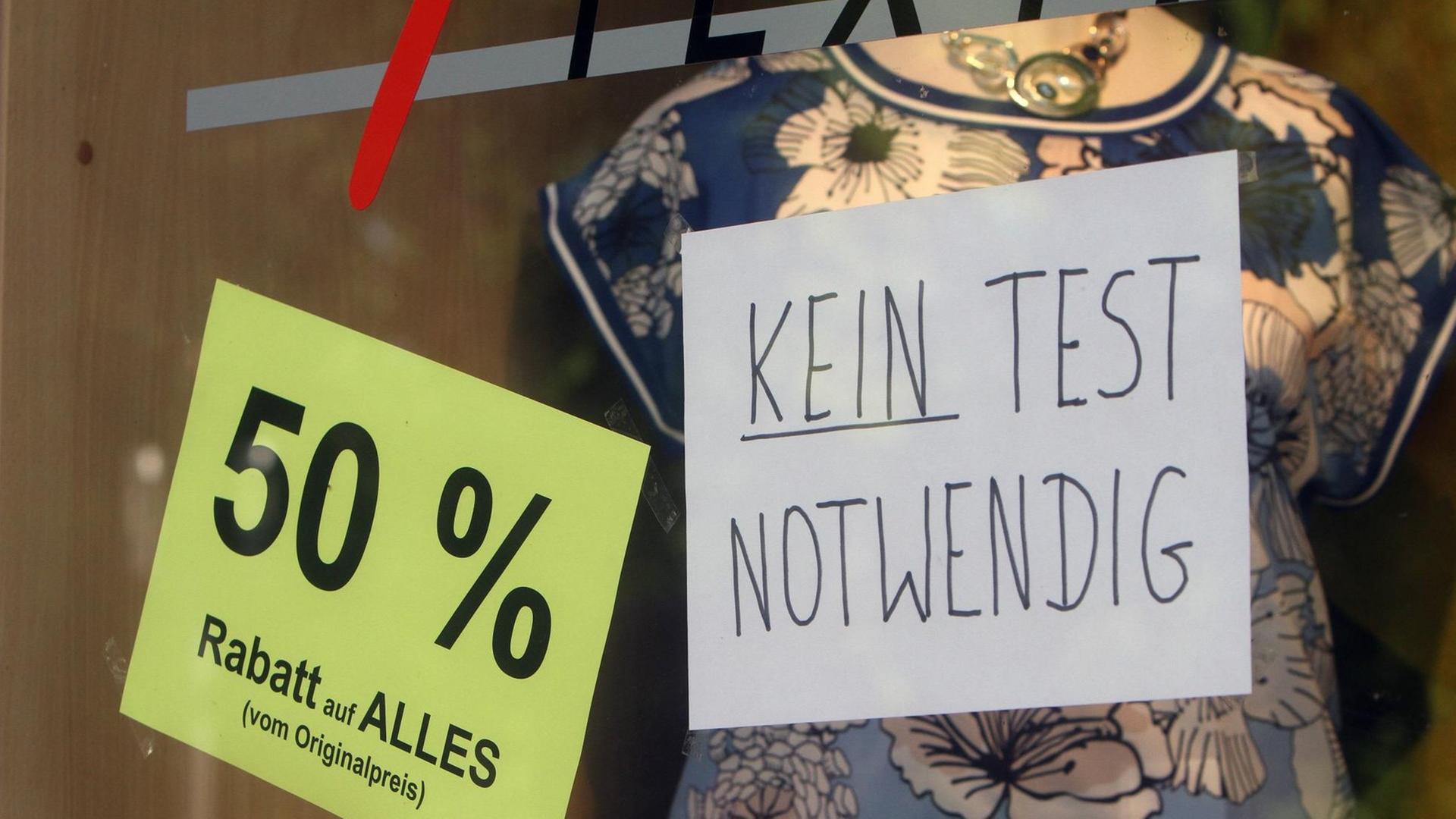 Ein Zettel mit Aufschrift "Kein Test notwendig" klebt im Schaufenster eines Modegeschäfts in der Innenstadt von Bad Nauheim, Hessen.