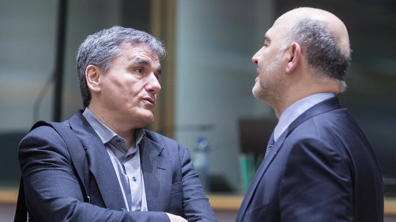 Sitzung der Euro-Finanzminister: Hier der griechische Wirtschafts- und Finanzminister Euclid Tsakalotos (L) mit dem EU-Finanzkommissar Pierre Moscovici (R) am 20.03.2017.