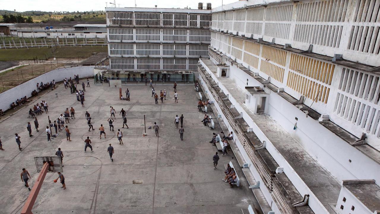 Blick auf den Hof des Gefängnisses Combinado del Este in Havanna/Kuba während eines Tages der offenen Tür am 09.04.2013.