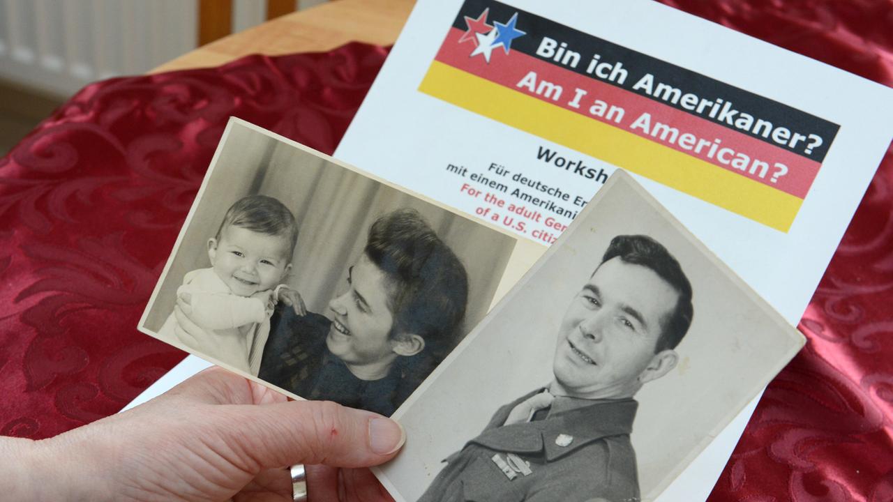 Ilona Laudien hält am 19.05.2014 in Kassel (Hessen) ein Foto ihres Vaters James Wilson Ramsey und ein Baby-Foto von sich mit ihrer Mutter Erna Laudien in der Hand. Sie ist ein sogenanntes Besatzungskind, ihr Vater war amerikanischer Soldat im Zweiten Weltkrieg in Deutschland.