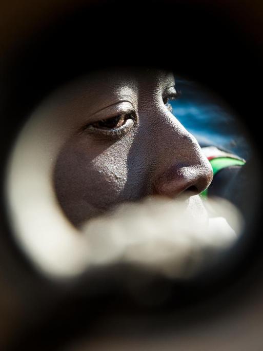 Das Gesicht eines Geflüchteten ist durch ein Guckloch hindurch zusehen, aufgenommen auf der MS Aquarius von SOS Mediterranee und Ärzte ohne Grenzen am 30.01.2018 Das Gesicht eines Geflüchteten ist durch ein Guckloch hindurch zusehen, aufgenommen auf der MS Aquarius von SOS Mediterranee und Ärzte ohne Grenzen am 30.01.2018