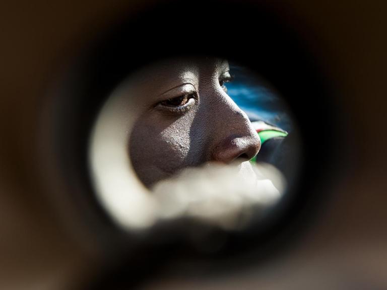 Das Gesicht eines Geflüchteten ist durch ein Guckloch hindurch zusehen, aufgenommen auf der MS Aquarius von SOS Mediterranee und Ärzte ohne Grenzen am 30.01.2018 Das Gesicht eines Geflüchteten ist durch ein Guckloch hindurch zusehen, aufgenommen auf der MS Aquarius von SOS Mediterranee und Ärzte ohne Grenzen am 30.01.2018