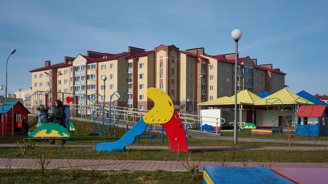 Neuer Wohnblock in Astravets. Die Kleinstadt in Belarus profitiert vom nahen Atomkraftwerk.