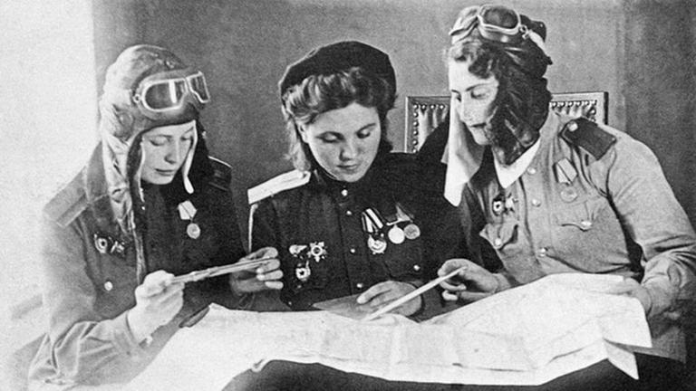 Pilotinnen des 46. Gardefliegerregiments, unter dem Namen "Nachthexen" bekannt geworden, studieren die Karten vor einem Einsatz.