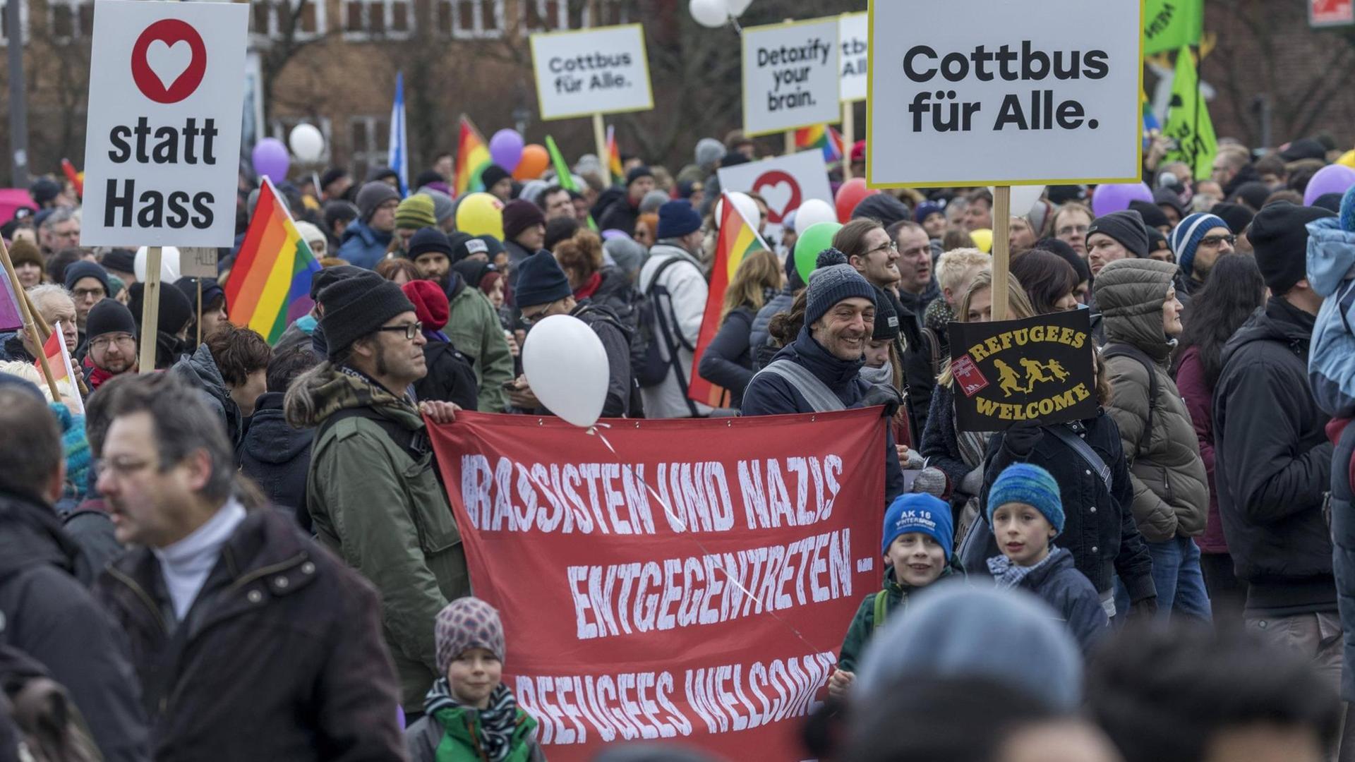 Demonstranten mit Bannern auf denen steht: "Liebe statt Hass" und "Cottbus für Alle".