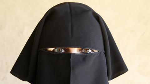 Eine vollverschleierte Muslima mit einem Abaya gekleidet.