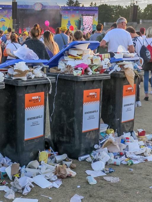 Überlaufende Mülleimer auf dem Lollapalooza in Berlin