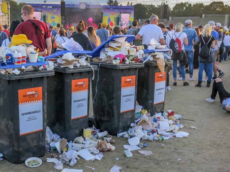 Überlaufende Mülleimer auf dem Lollapalooza in Berlin