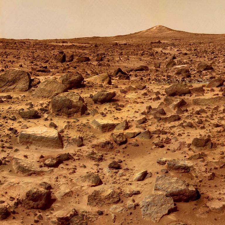 Die Oberfläche des Mars zeigt an vielen Stellen Spuren möglicher früherer Wasserströme 