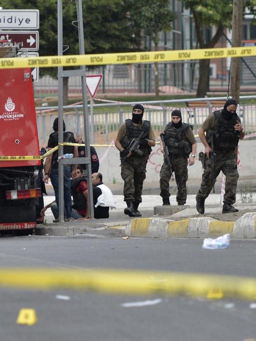 Sicherheitskräfte am Tatort im Istanbuler Stadtteil Sultanbeyli.