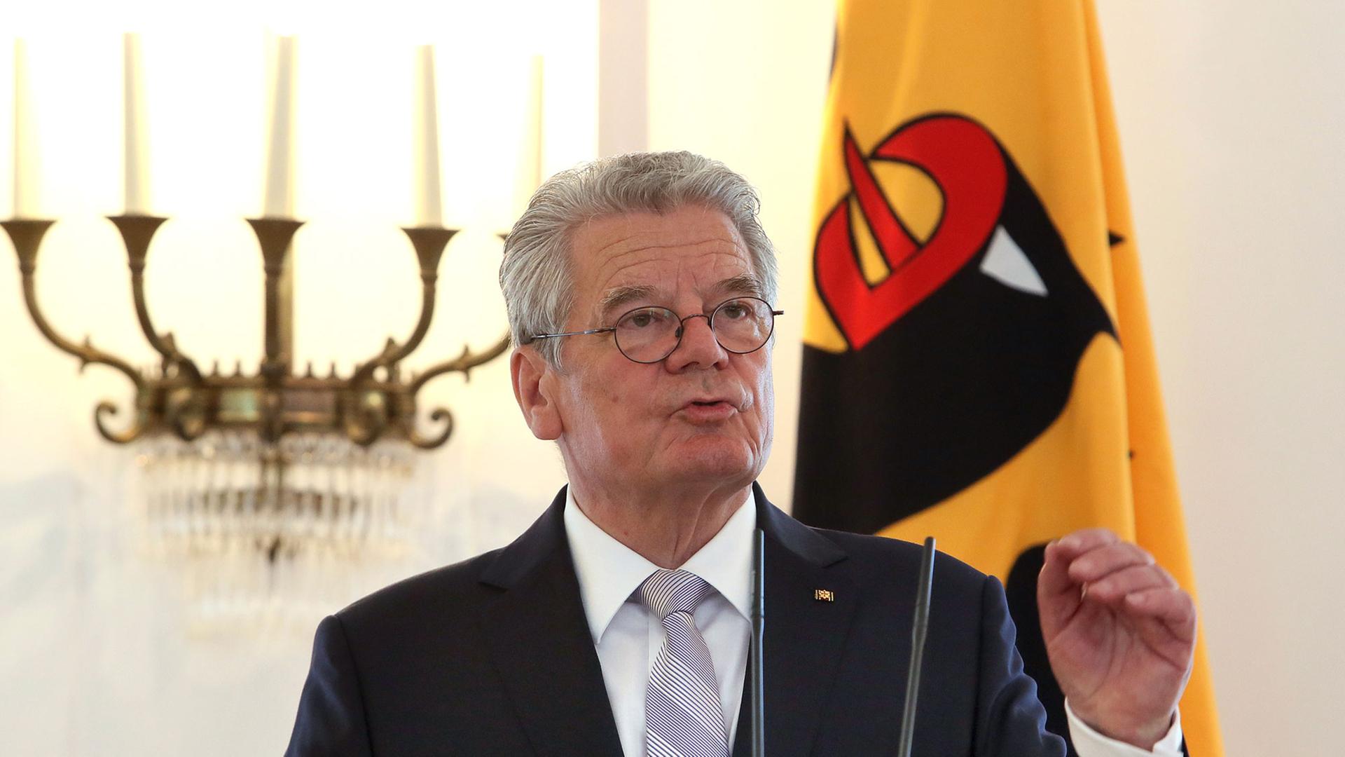 Bundespräsident Joachim Gauck spricht am 22.05.2014 zu Beginn der Einbürgerungsfeier im Schloss Bellevue in Berlin.