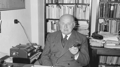 Dr. Gottfried Benn in seinem Berliner Büro am 18.8.1953.