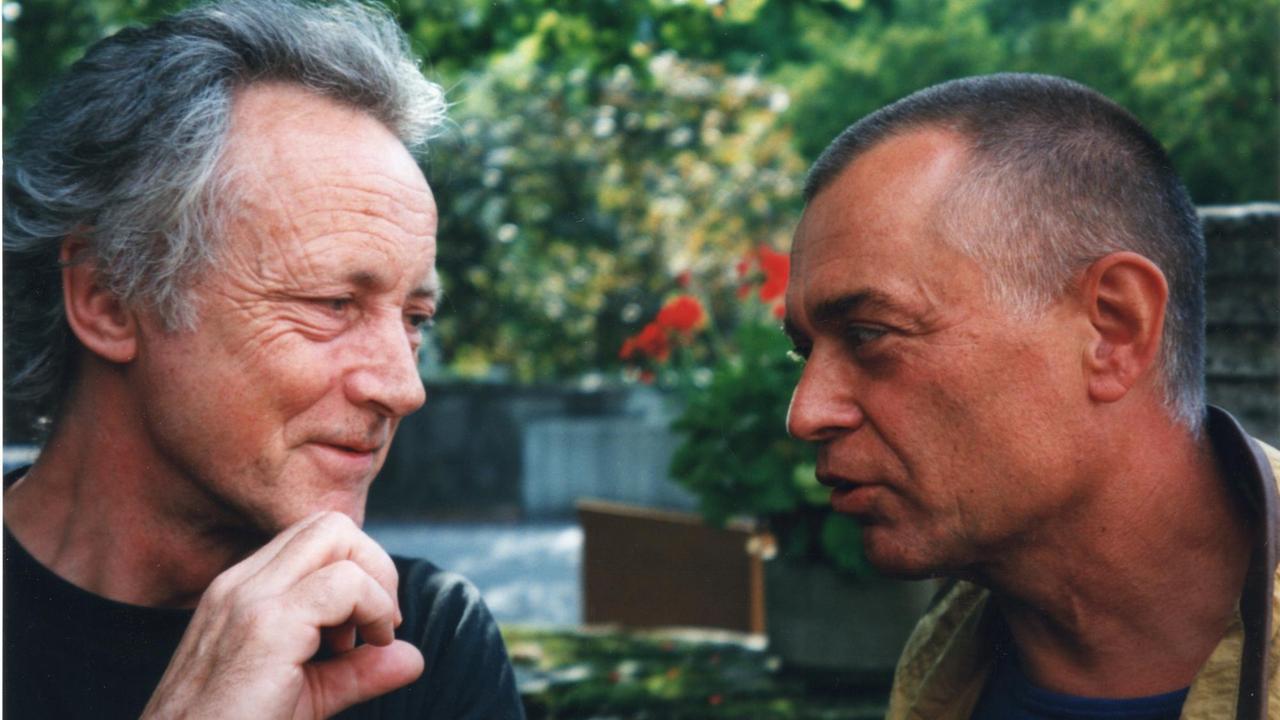 Die Komponisten Hans Wüthrich und Mathias Spahlinger unterhalten sich