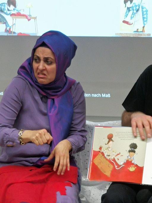 Die gehörlose Vorleserin Nurcan Kar mit Gero Scholtz in der Zentral- und Landesbiblithek Berlin