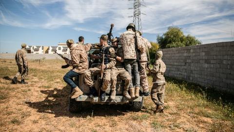 Kämpfer der international anerkannten Regierung rücken gegen Einheiten des abtrünnigen Generals Haftar vor.