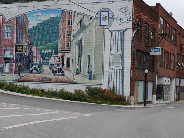 Graffiti an einer Wand an einer Kreuzung in Welch, der größten Stadt im McDowell County