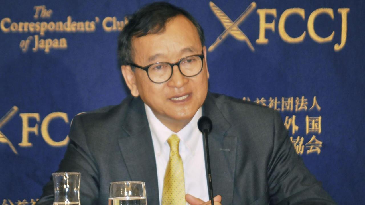 Sam Rainsy,  Chef der verbotenen CNRP, spricht im Auslandskorrespondentenclub im Tokio.