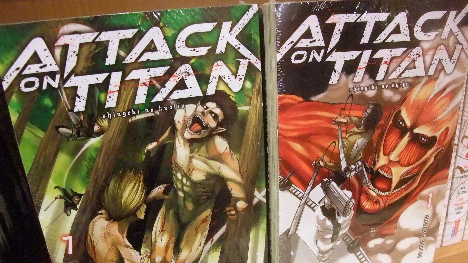 Zwei Ausgaben von "Attack on Titan"