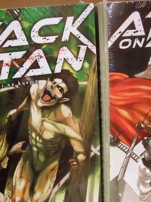 Zwei Ausgaben von "Attack on Titan"